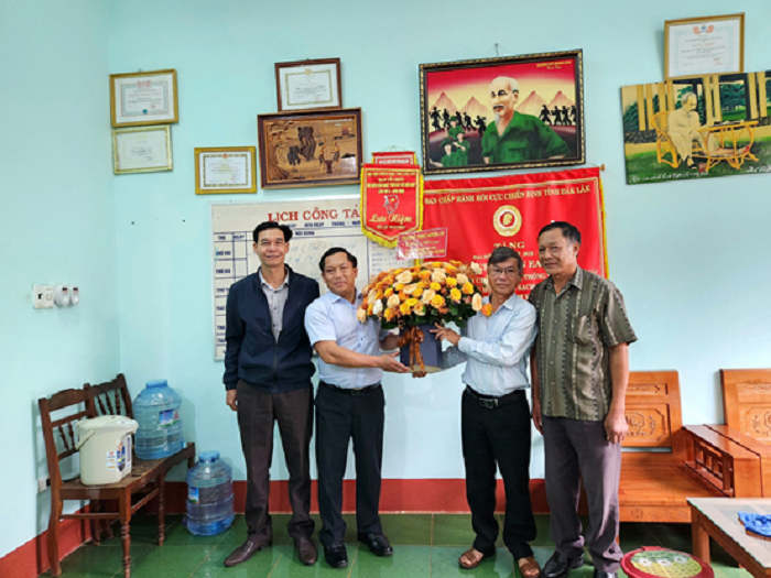 Thăm, chúc mừng cán bộ, hội viên cựu chiến binh nhân kỷ niệm 33 năm ngày truyền thống